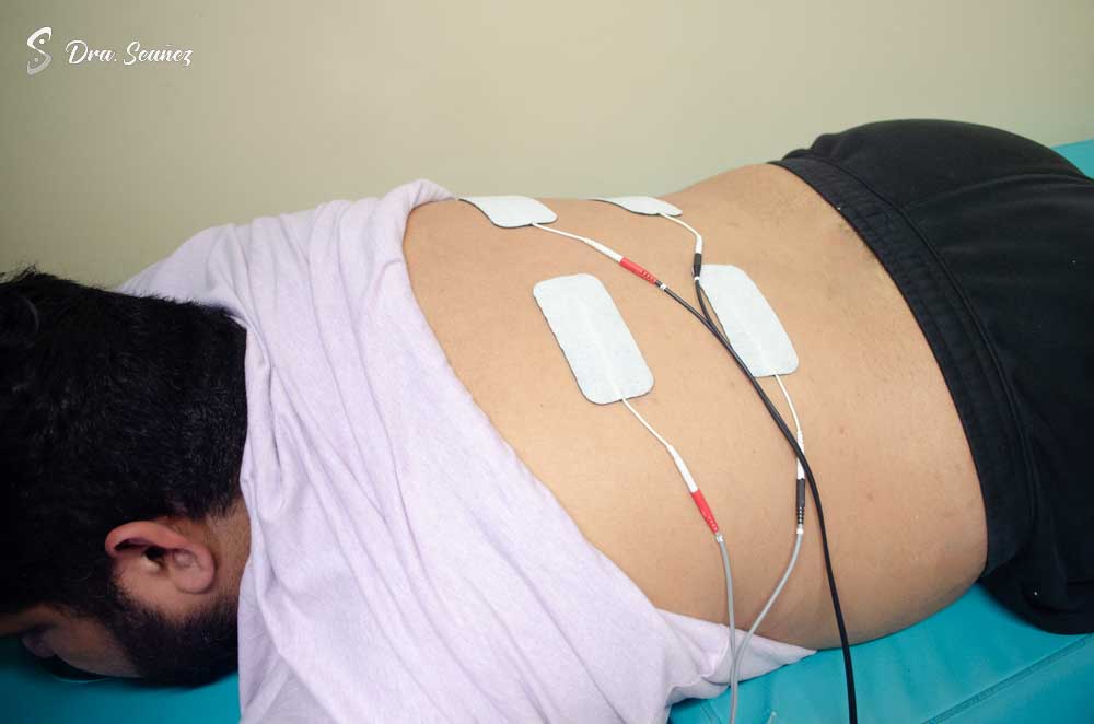 La electroterapia es un tratamiento eficaz que utiliza corrientes eléctricas para aliviar el dolor, reducir la inflamación y promover la recuperación muscular. En FisioDoctors, aplicamos técnicas avanzadas de electroterapia para mejorar tu bienestar y acelerar tu proceso de rehabilitación.