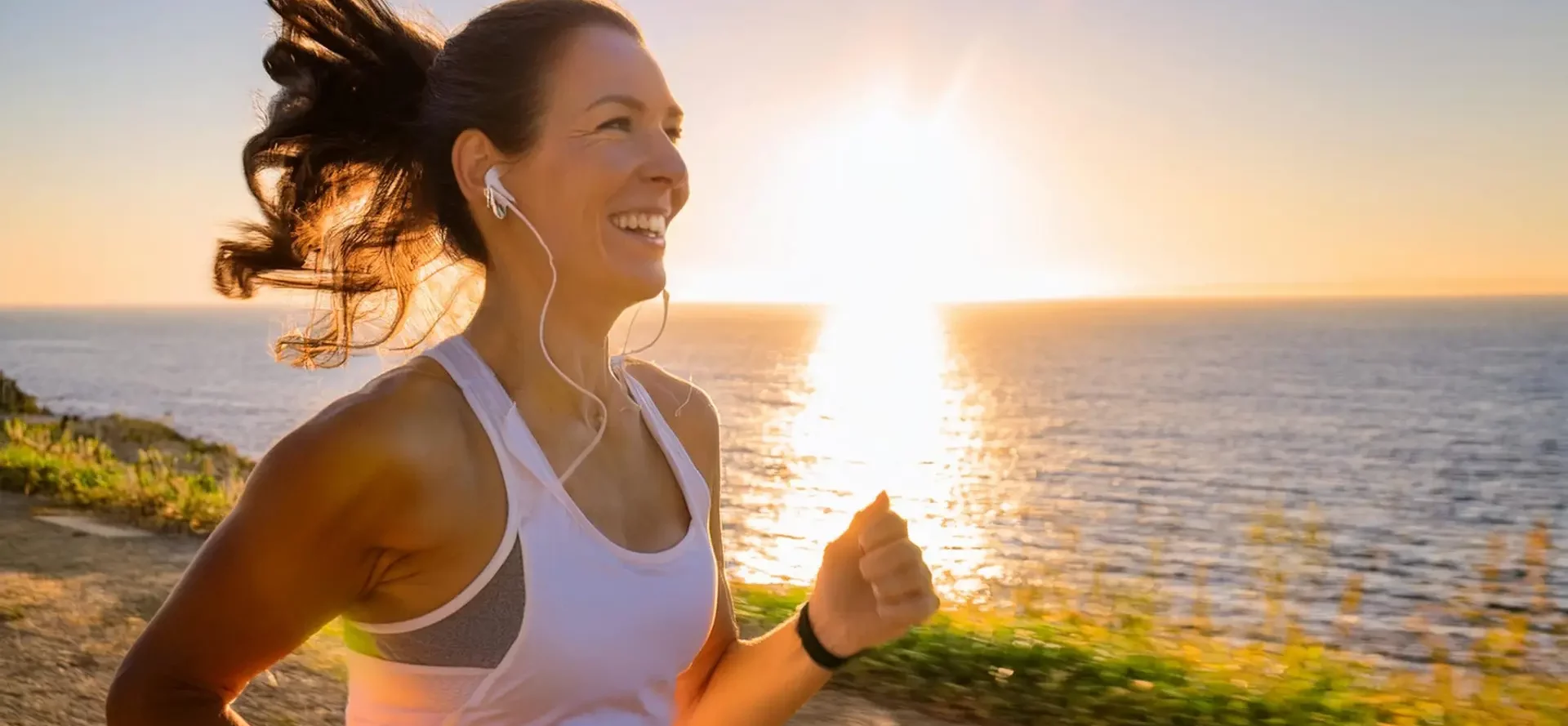 Mujer feliz disfrutando de una vida saludable y autónoma