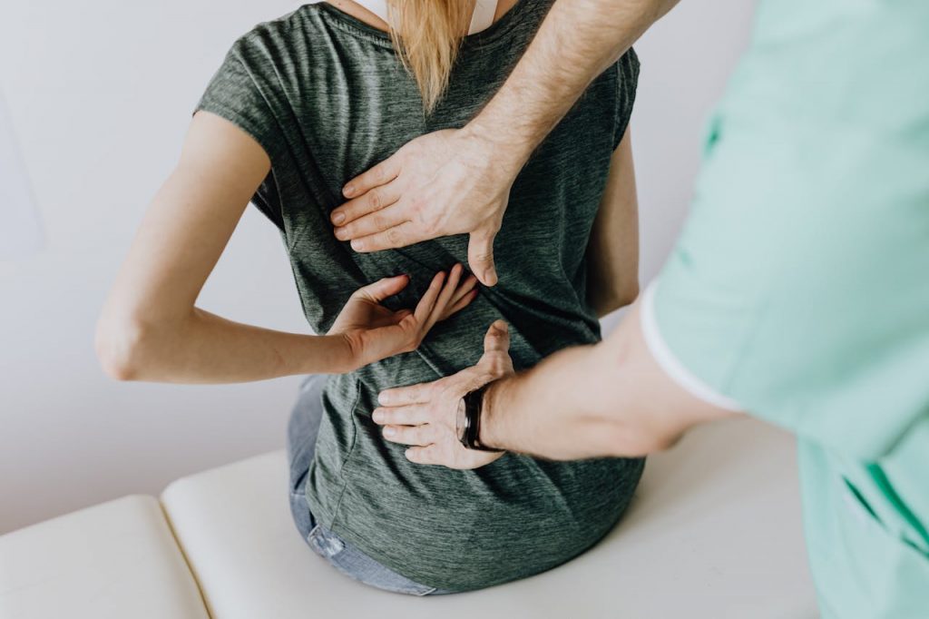 Paciente recibiendo fisioterapia para dolor de espalda y ciática.