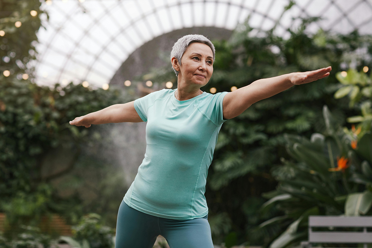 Mujer mayor practicando yoga con enfoque en bienestar y salud.