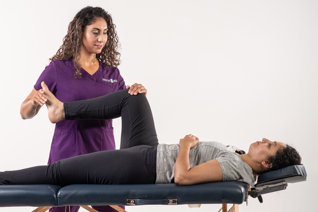 Mujer realizando ejercicios terapéuticos específicos en sesiones de fisioterapia.